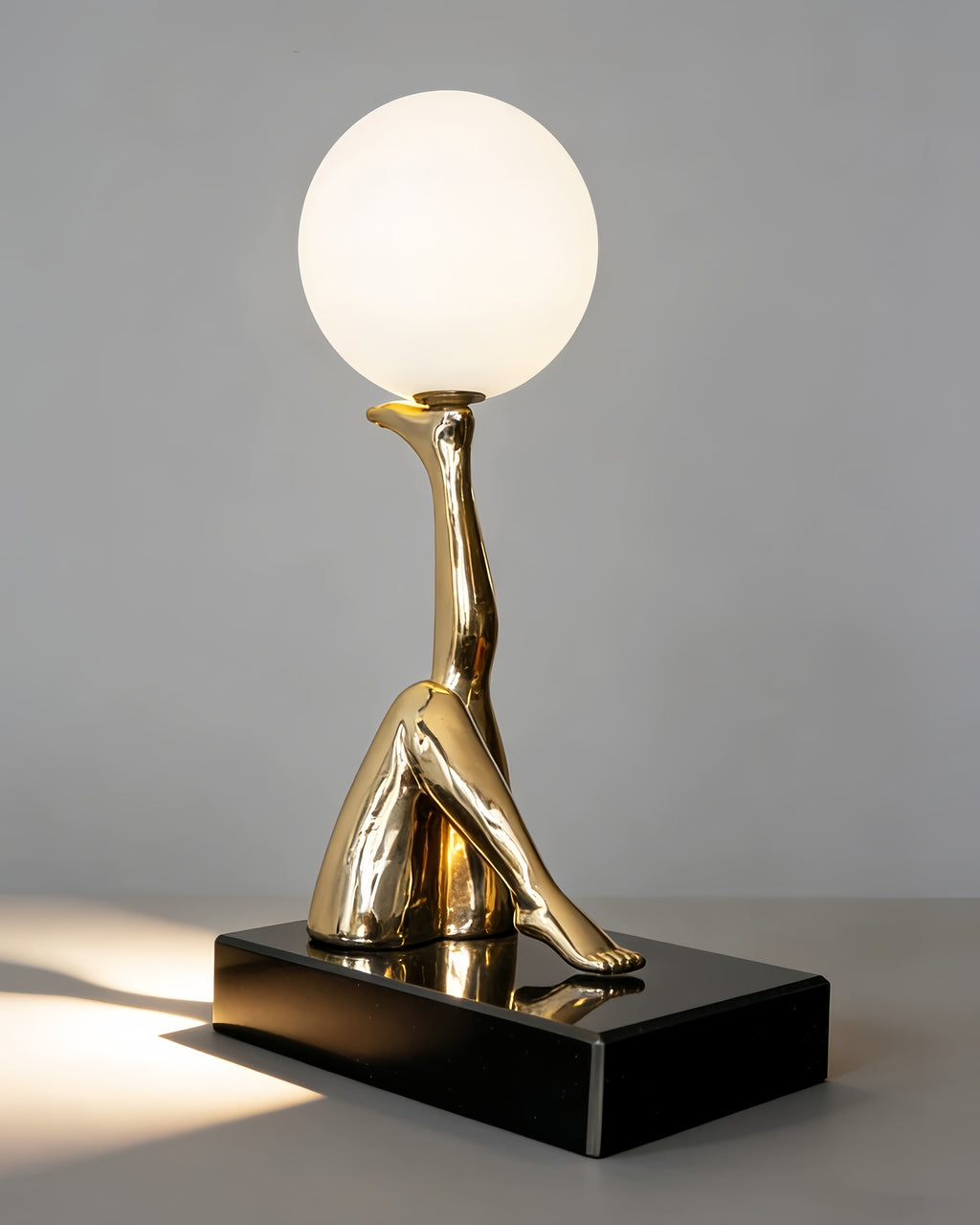 Creative sculpture with beautiful legs table lamp