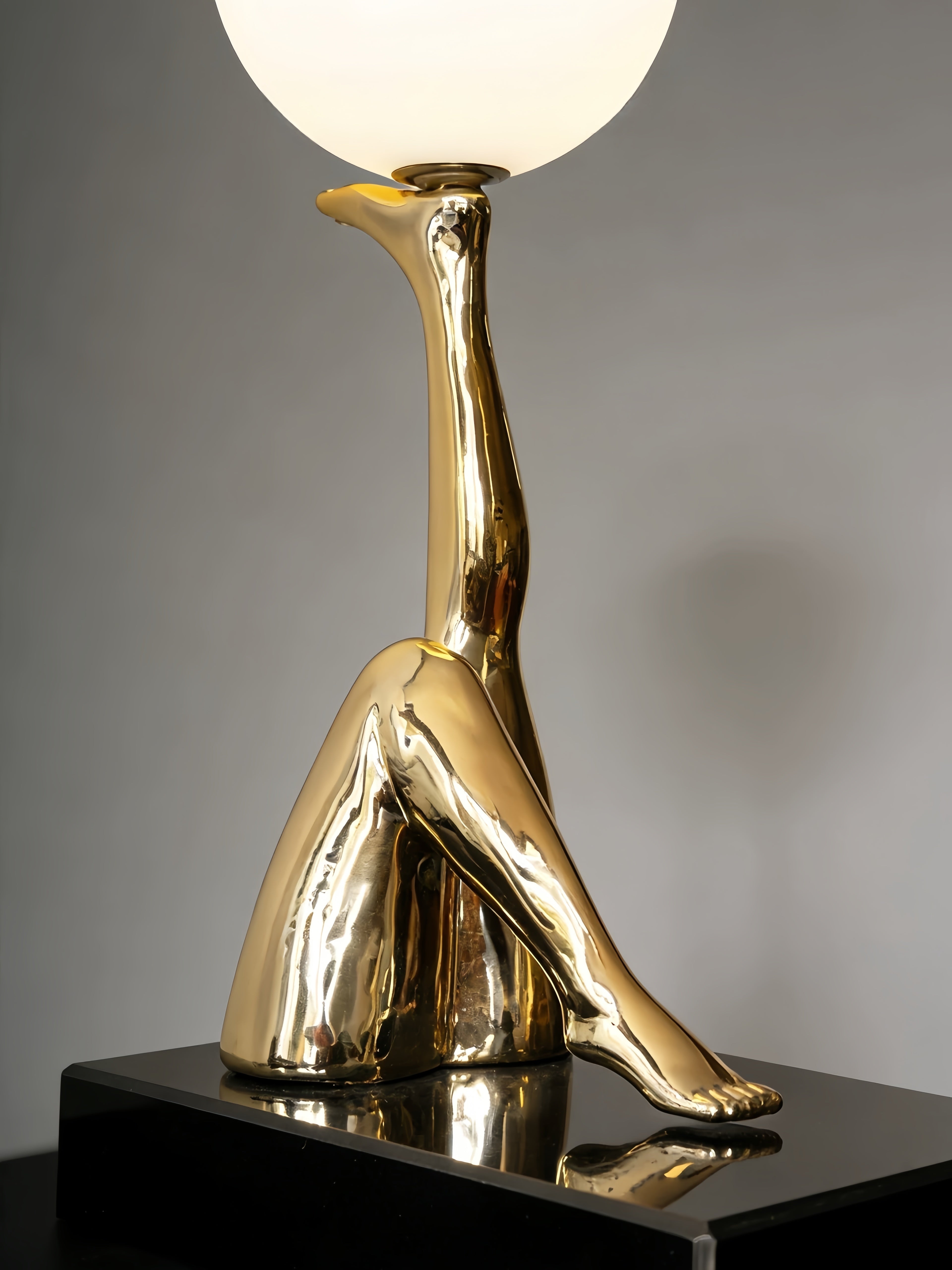 Creative sculpture with beautiful legs table lamp