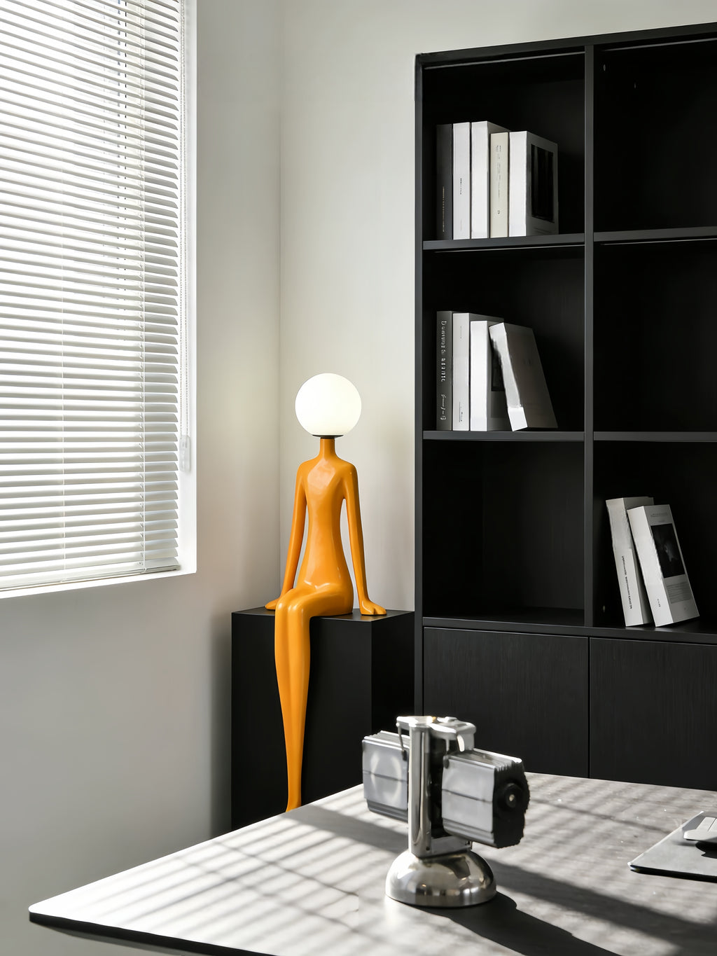 Sitting posture statue floor lamp